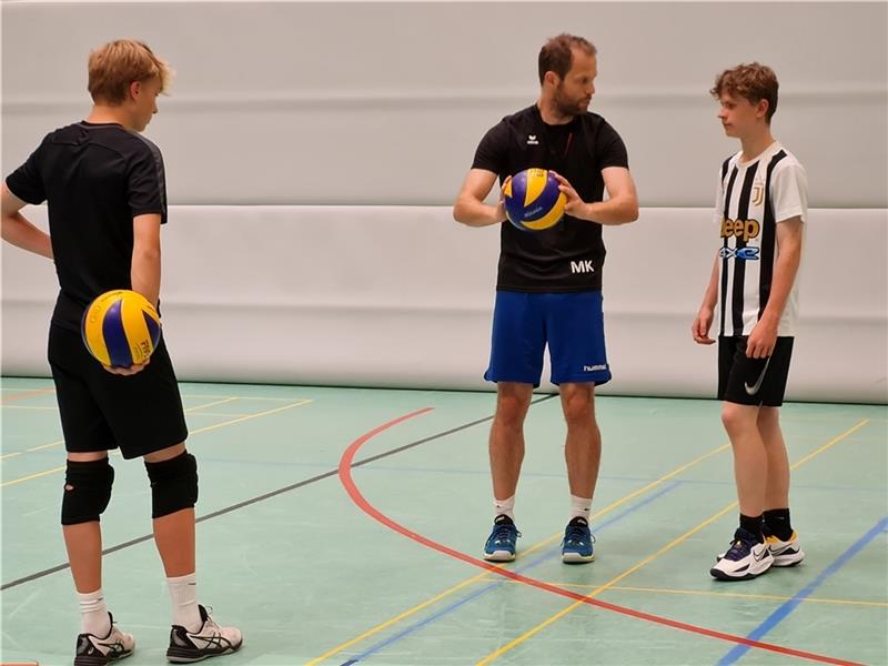 So arbeitet die SG Buxtehude-Altkloster für die neue Volleyball-Generation Trainer Michael Kopf (Mitte) und seine Kollegen müssen viel erklären.