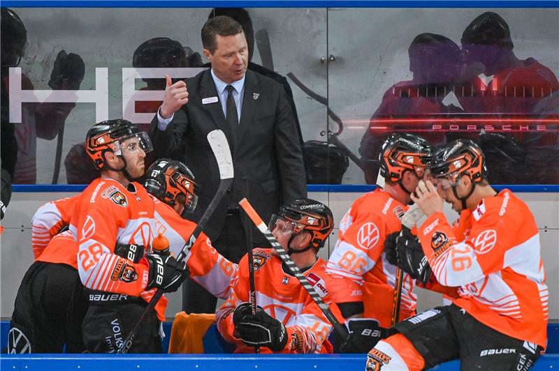 Trainer Mike Stewart von Wolfsburg steht hinter seiner Mannschaft.