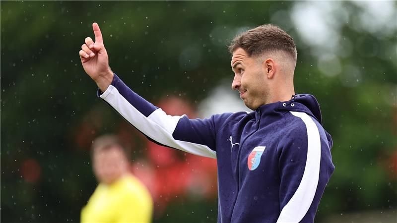 So schafft es D/A II an die Tabellenspitze der Landesliga Trainer Milan Schweiger ist für das Tagesgeschäft zuständig. Außerdem liegt ihm das Entdecken von Talenten.