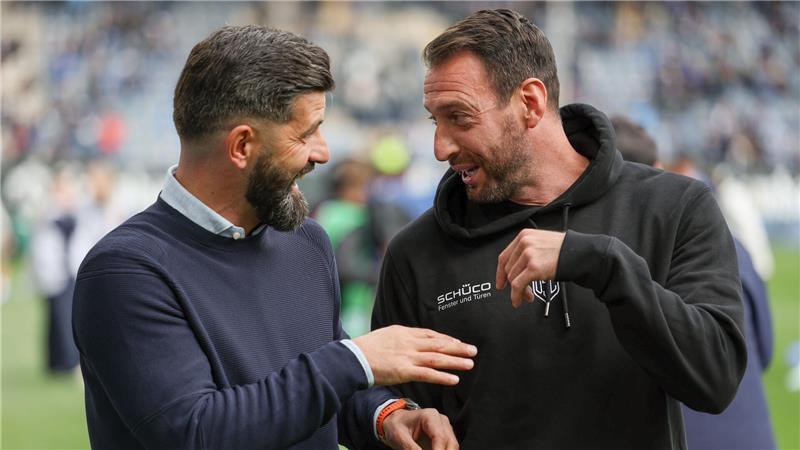 Trainer Miron Muslic (FC Schalke 04, l) und Trainer Mitch Kniat (Arminia Bielefeld, r). 