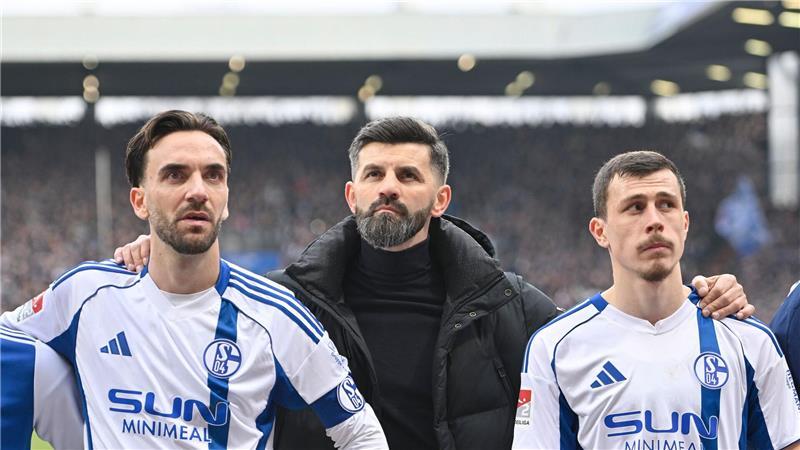 Trainer Miron Muslic (M) muss auf Schalke seine erste kleine Krise bewältigen.
