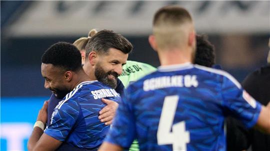 Schalker Aufstiegsträume haben einen Namen: Miron Muslic Trainer Miron Muslic (l) lässt die Schalke-Fans vom Aufstieg träumen.