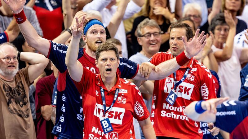Flensburg feiert Premieren-Sieg in Montenegro Trainer Nicolej Krickau (M) coacht sein Team.
