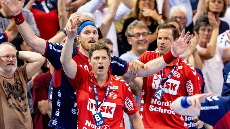Flensburg spielt unentschieden gegen Berlin Trainer Nicolej Krickau (M) coacht sein Team.