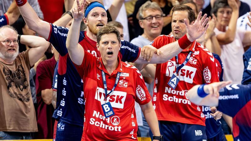 Trainer Nicolej Krickau (M) coacht sein Team. Flensburg feierte in der European League einen weiteren Sieg.