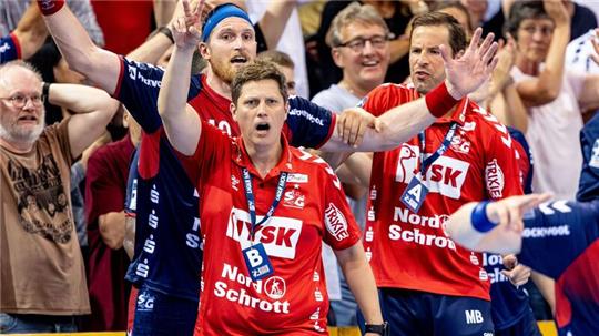 Trainer Nicolej Krickau (M) coacht sein Team. Flensburg feierte in der European League einen weiteren Sieg.