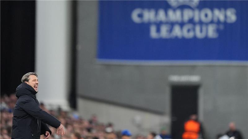 Bilder des Tages Trainer Niko Kovac von Borussia Dortmund gestikuliert beim Spiel gegen den FC Kopenhagen am Spielfeldrand.