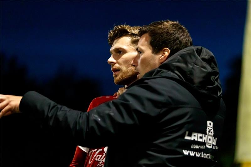 Trainer Nils Zielesniak und Toptorjäger Tim Hinrichs wollen den Titel mit dem TSV Wiepenkathen.