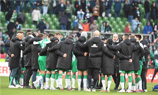 Trainer Ole Werner steht mit dem Team von Werder Bremen im Kreis. Werder wartet seit vier Spielen auf einen Sieg. Foto: Carmen Jaspersen/dp