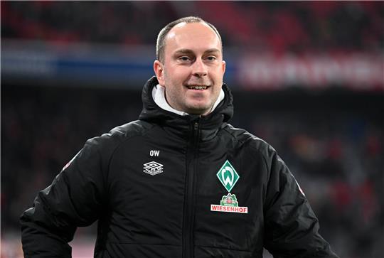 Trainer Ole Werner von Bremen kommt vor dem Spiel in das Stadion. Der Werder-Coach freut sich auf den Neustart. Foto: Sven Hoppe/dpa