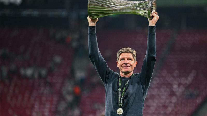 Trainer Oliver Glasner von Crystal Palace feiert mit der Trophäe nach dem Finale in der Conference League.