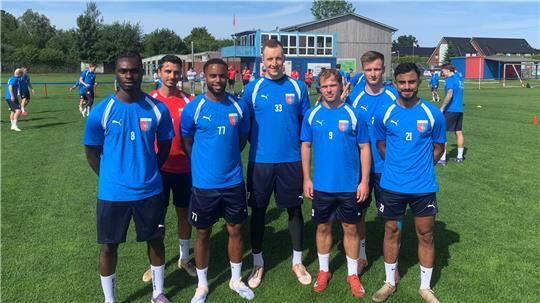 Trainer Oliver Ioannou beim Trainingsauftakt mit den sechs Neuzugängen (von links): Terry Becker, Dominique Ndure, Jesper Heim, Tom Sanne, Ole Schulz, Ali Wissam Abu-Alfa.