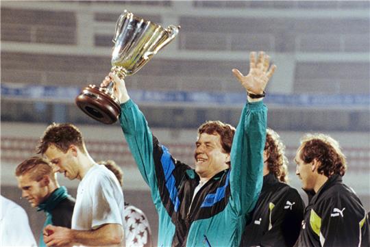 Trainer Otto Rehhagel, der Öffentliche Auftritte inzwischen weitestgehend vermeidet wird an diesem Mittwoch 85 Jahre alt. Foto: Thomas Wattenberg/dpa
