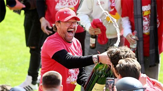 Trainer, Party-Tier und Identifikationsfigur: Energie-Coach Claus-Dieter Wollitz.