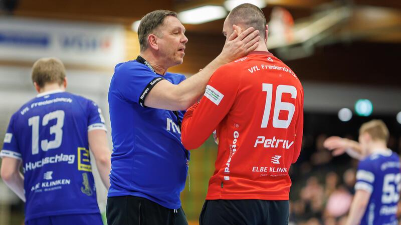 Gegen den Titelaspiranten wacker geschlagen - aber chancenlos Trainer Rademacher muntert die teilweise chancenlosen Torhüter auf.
