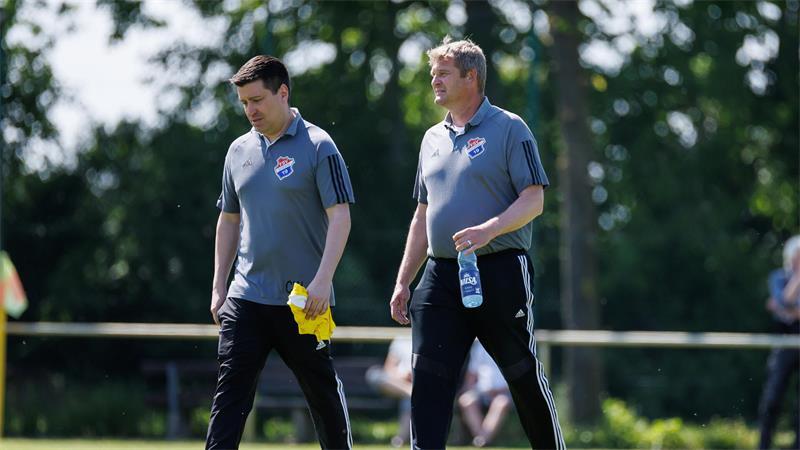 Trainer Rainer Rambow (rechts) und Christian Wierzbinski haben gute Gegner für den FSV Bliedersdorf/Nottensdorf organisiert.