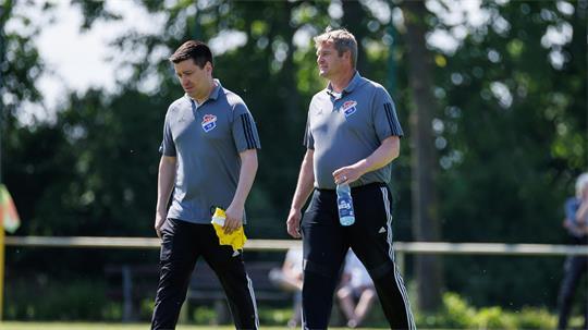 Trainer Rainer Rambow (rechts) und Christian Wierzbinski haben gute Gegner für den FSV Bliedersdorf/Nottensdorf organisiert.