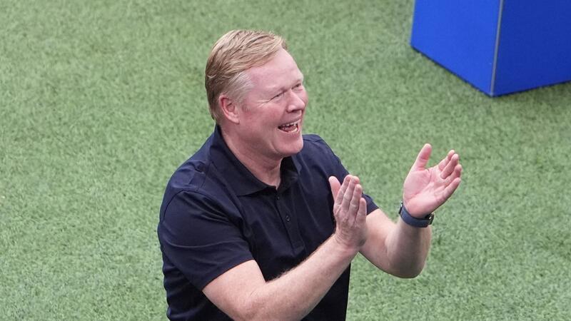Wirbel um Nasenbohrer: Koeman-Szene erinnert an Löw Trainer Ronald Koeman von den Niederlanden applaudiert nach dem Sieg.