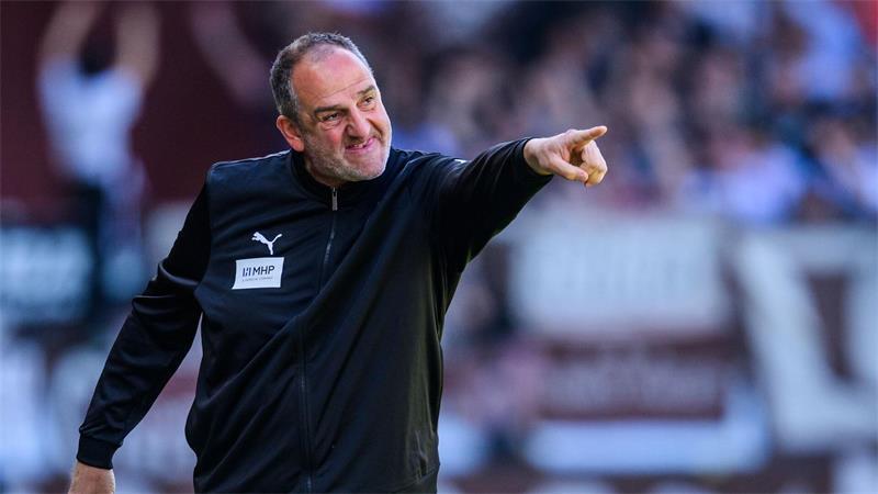 1. FC Heidenheim sieht sich nicht als Aufstiegsfavorit Trainer Schmidt hofft, dass Heidenheim „am Ende vielleicht vorne mitspielen“ kann.