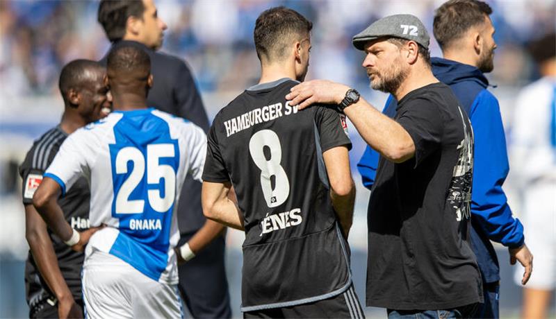 Trainer Steffen Baumgart von Hamburger SV bespricht sich mit Laszlo Benes (M).