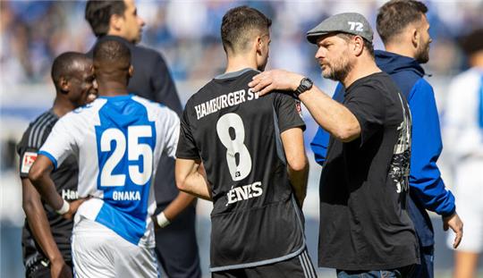 Trainer Steffen Baumgart von Hamburger SV bespricht sich mit Laszlo Benes (M).