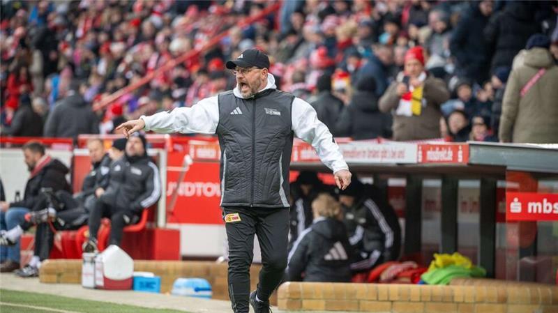 Holstein Kiel besiegt Union Berlin bei Baumgart-Debüt Trainer Steffen Baumgart von Union Berlin gestikuliert an der Seitenlinie.