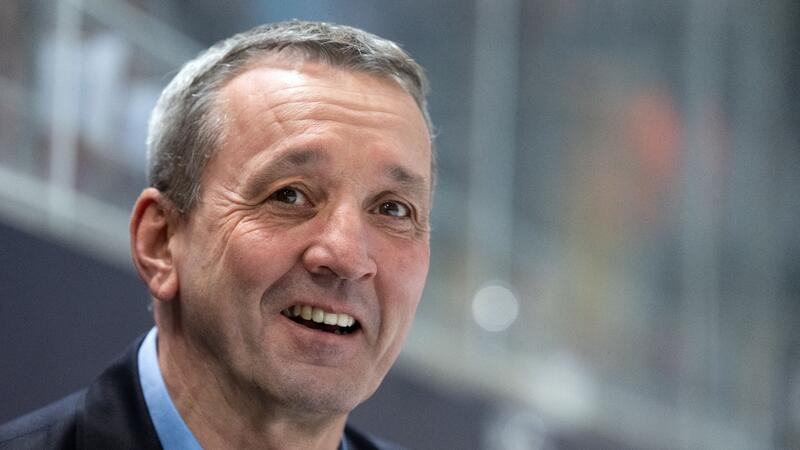 Mit viel Mühe: Bremerhaven gewinnt erstes DEL-Viertelfinale Trainer Thomas Popiesch von Bremerhaven kommt vor dem Spiel in die Halle.