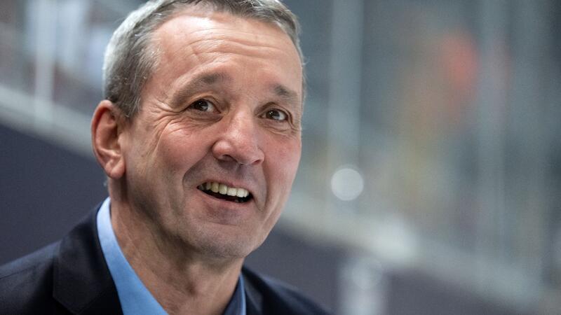 Bremerhaven trifft im DEL-Halbfinale auf München Trainer Thomas Popiesch von Bremerhaven kommt vor dem Spiel in die Halle.