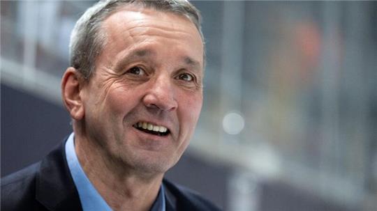 Trainer Thomas Popiesch von Bremerhaven kommt vor dem Spiel in die Halle.