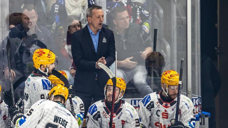Umbruch beim Vizemeister: Unklare Zukunft bei Popiesch Trainer Thomas Popiesch von Pinguins Bremerhaven ruft seinem Team etwas zu.