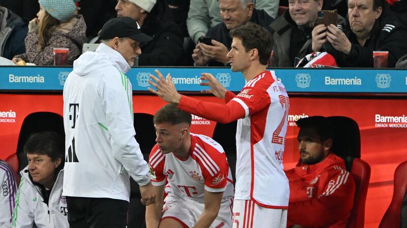 Beziehungsprobe um Müller: „Nichts Persönliches“ von Tuchel Trainer Thomas Tuchel (l) hatte für Thomas Müller in der Offensive gegen den FC Arsenal keinen Platz.