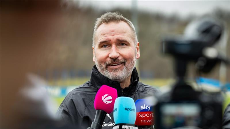 Trainer Tim Walter bei seiner Vorstellung in Kiel. 