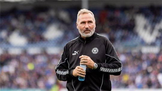 Trainer Tim Walter und Holstein Kiel empfangen am Freitag Hertha BSC. (Archivbild)