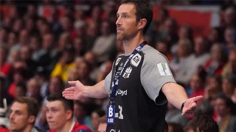 THW Kiel gewinnt enges Spiel beim HSV Hamburg Trainer Torsten Jansen und der HSV Hamburg spielten im Pokal gegen den THW Kiel.