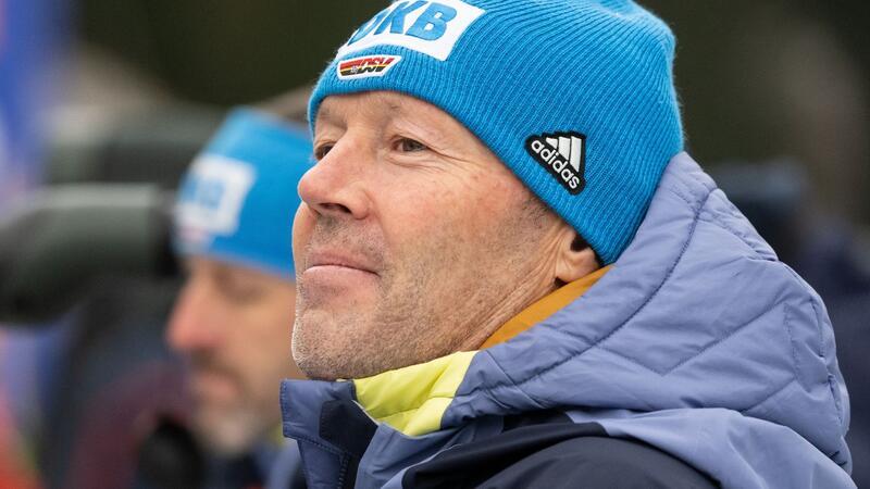 Biathlon-Wette: Nackt zum Container Trainer Uros Velepec muss seine Wette nicht einlösen.