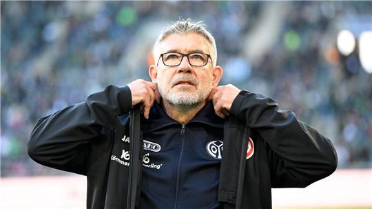 Trainer Urs Fischer will mit dem FSV Mainz 05 beim FC St. Pauli den vorzeitigen Klassenerhalt perfekt machen. (Archivbild)