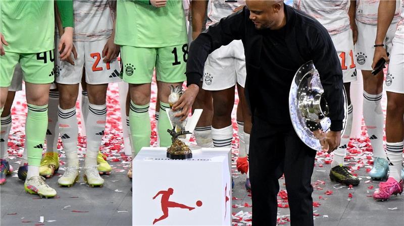 Müller-Abschied mit Pointe und Kakadu - „Wird ewig wirken“ Trainer Vincent Kompany bringt einen Porzellan-Kakadu mit.
