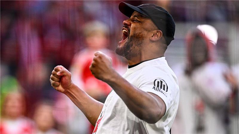 Trainer Vincent Kompany feiert mit den Fans den Titel.