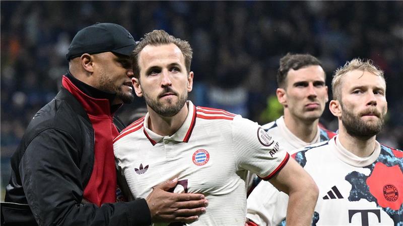 Müllers Abschiedsschmerz und Kimmichs Klartext Trainer Vincent Kompany (l) spricht mit dem tief enttäuschten Torjäger Harry Kane nach dem Viertelfinal-Aus.