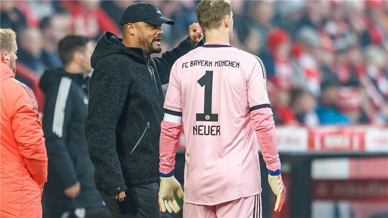 Der „ewige Manu“: Meisterschale, Vertrag - und WM-Ticket? Trainer Vincent Kompany (l) und Kapitän Manuel Neuer bleiben beim FC Bayern vereint. (Archivbild)