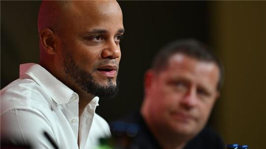 Trainer Vincent Kompany (l) und Sportvorstand Max Eberl äußern sich vor dem Bayern-Start - auch zum Titelkampf mit Meister Bayer Leverkusen. 