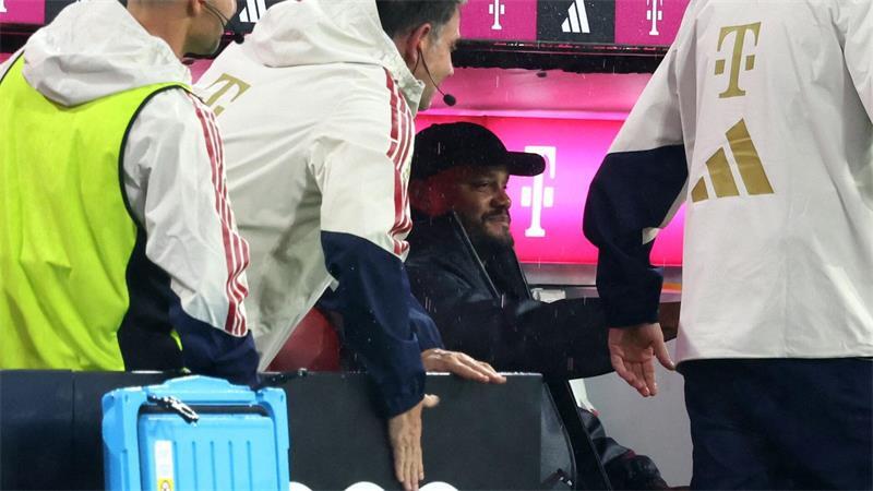 Bayern feiern Torfest nach Frusttagen - Kompany angeschlagen Trainer Vincent Kompany saß fast die gesamte Spielzeit auf der Bank.