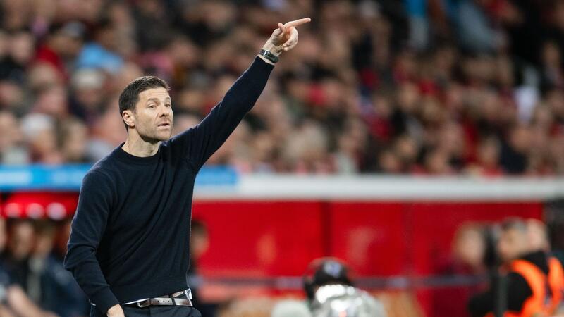 Alonso mit historischem Leverkusen-Start Trainer Xabi Alonso feiert mit Bayer Leverkusen Rekorde.
