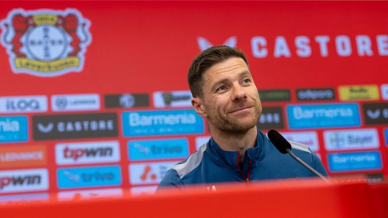 Trainer Xabi Alonso kann mit Leverkusen das Triple holen.