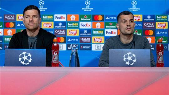 Trainer Xabi Alonso (l) und Granit Xhaka äußern sich bei der Pressekonferenz in der Allianz Arena zur Problematik möglicher Gelb-Sperren.