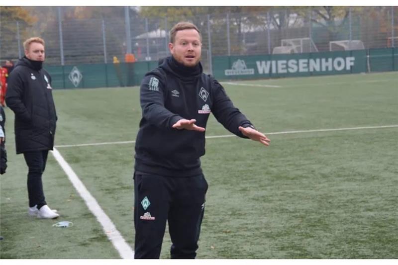 Trainer Yannick Viol an der Seitenlinie auf dem Werder Bremen-Gelände. Fotos: Meier
