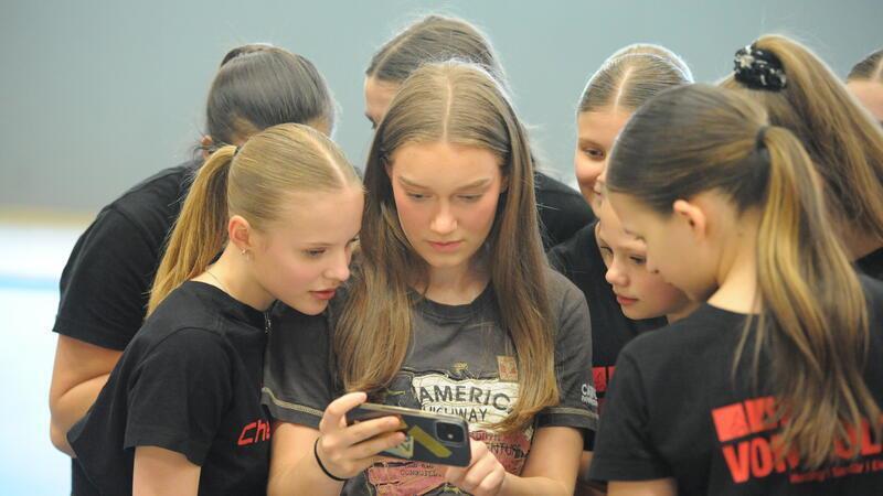 Hollywood-Glitzer: Wiepenkathen tritt in den USA und gegen Klischees an Anastasia Gebel zeigt ihren Cheerleadern in der Videoanalyse auf dem Handy die Stunts.