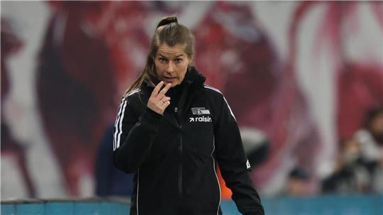 Trainerin Marie-Louise Eta von 1. FC Union Berlin war sehr engagiert an der Seitenlinie. 