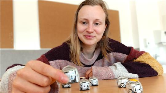 Trainerin Vanessa Hartwig vom Team Mobiles Futurium zeigt die leicht zu programmierenden Ozobots.