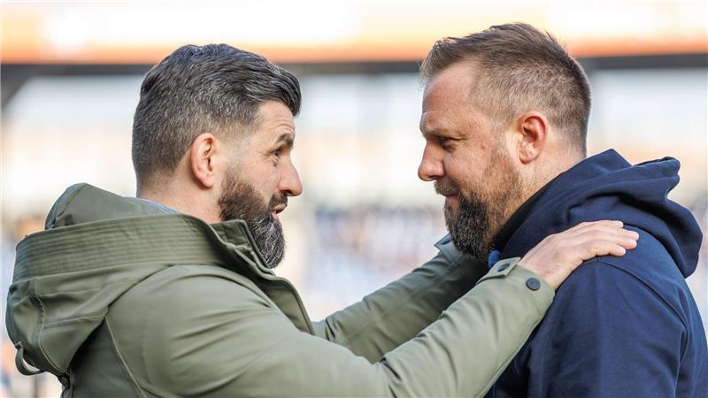 Trainerkollegen: Miron Muslic (l) von Schalke 04 und Heiner Backhaus von Eintracht Braunschweig.